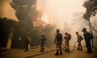 Συνεχίζεται η μάχη με τις φλόγες στην Κινέτα