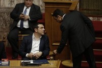 «Φωτιά» στο πολιτικό σκηνικό για την «πατρότητα» της βίας