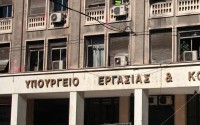 Τι απαντά η Αχτσιόγλου στα περί αύξησης των ασφαλιστικών εισφορών   