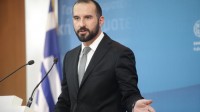 Επιμένουν στην «παροχολογία» παρά το «κραχ» στα έσοδα   